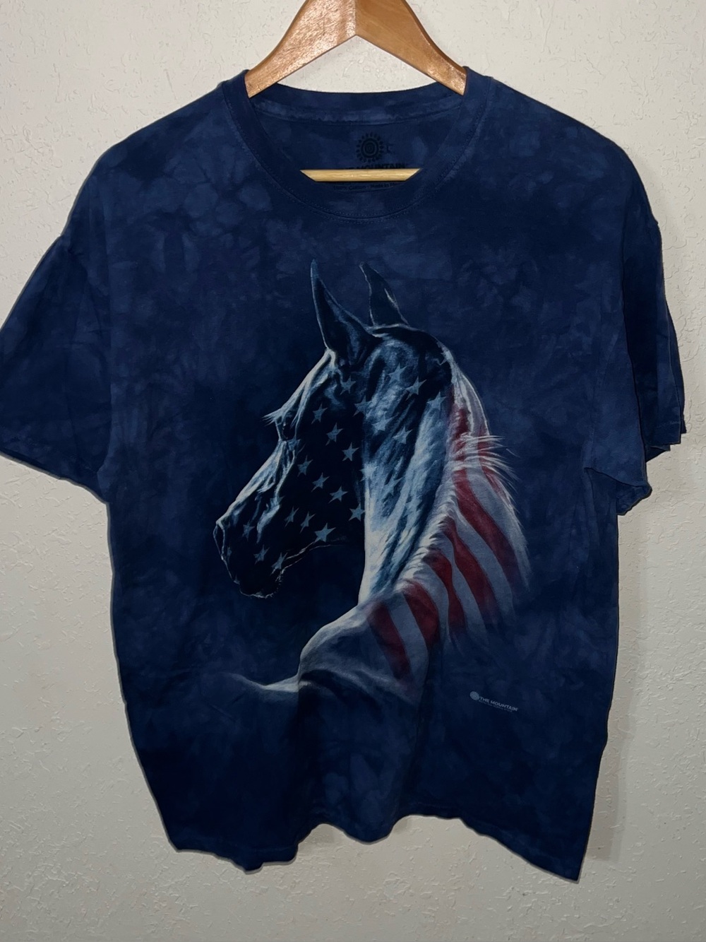 The Mountain Patriotic Horse Classic Cotton T-Shirt Size Large.